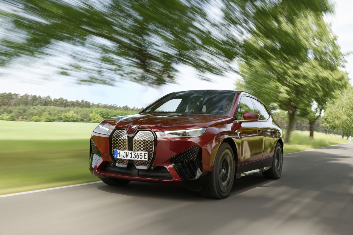 BMW Rolls Out Premium 2026 iX Lease Offers for August