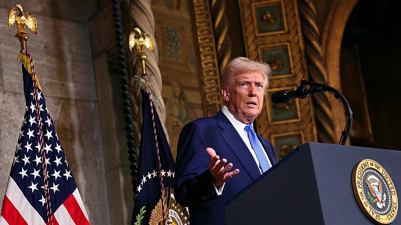 El presidente Donald Trump habla en Mar-a-Lago en Palm Beach, Florida, el martes 18 de febrero de 2025.