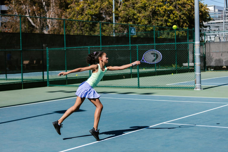 Una bambina gioca a tennis (Pexels).