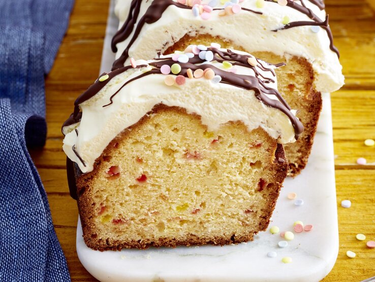 Funfetti-Kuchen mit Schwips: Bunt, fluffig, lecker