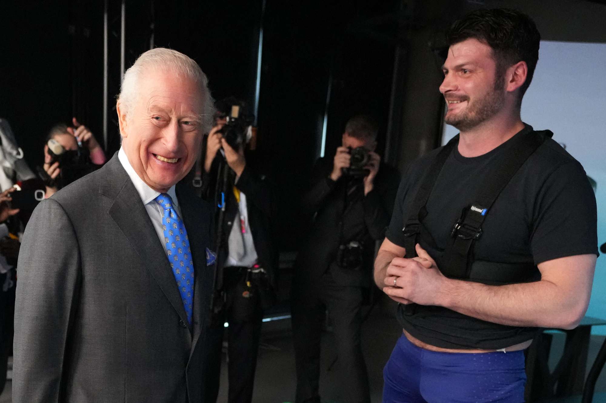 King Charles Reacts to Meeting Athlete Who Competed in Prince Harry's(02)