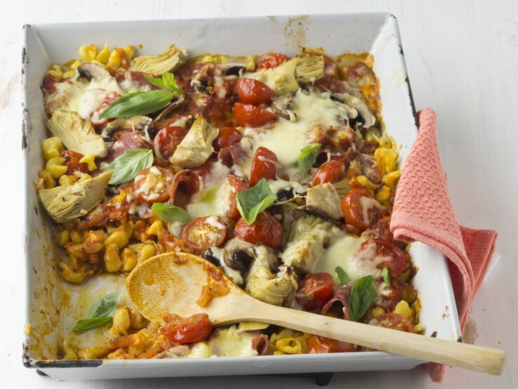 Überbackene Pizza-Spätzle mit Pilzen, Salami und Tomatensoße