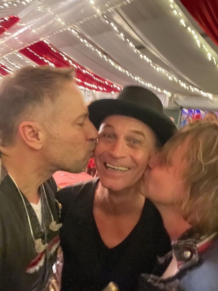 „Am 23.2. Liebe wählen“: Jede Menge jecker Küsse: Karnevalsstars mit ...