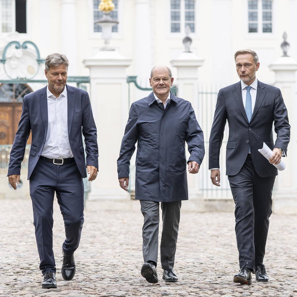 Klausurtagung der Bundesregierung auf Schloss Meseberg: Olaf Scholz, Bundeskanzler, mit Christian Lindner, Bundesfinanzminister der Finanzen und Robert Habeck, Bundesminister für Wirtschaft und Klimaschutz.