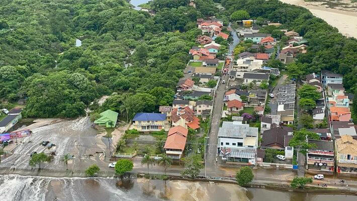 Água da Estação de Tratamento de Esgoto foi parar na Lagoa da Conceição, em 2021. Foto: Corpo de Bombeiros/ Divulgação