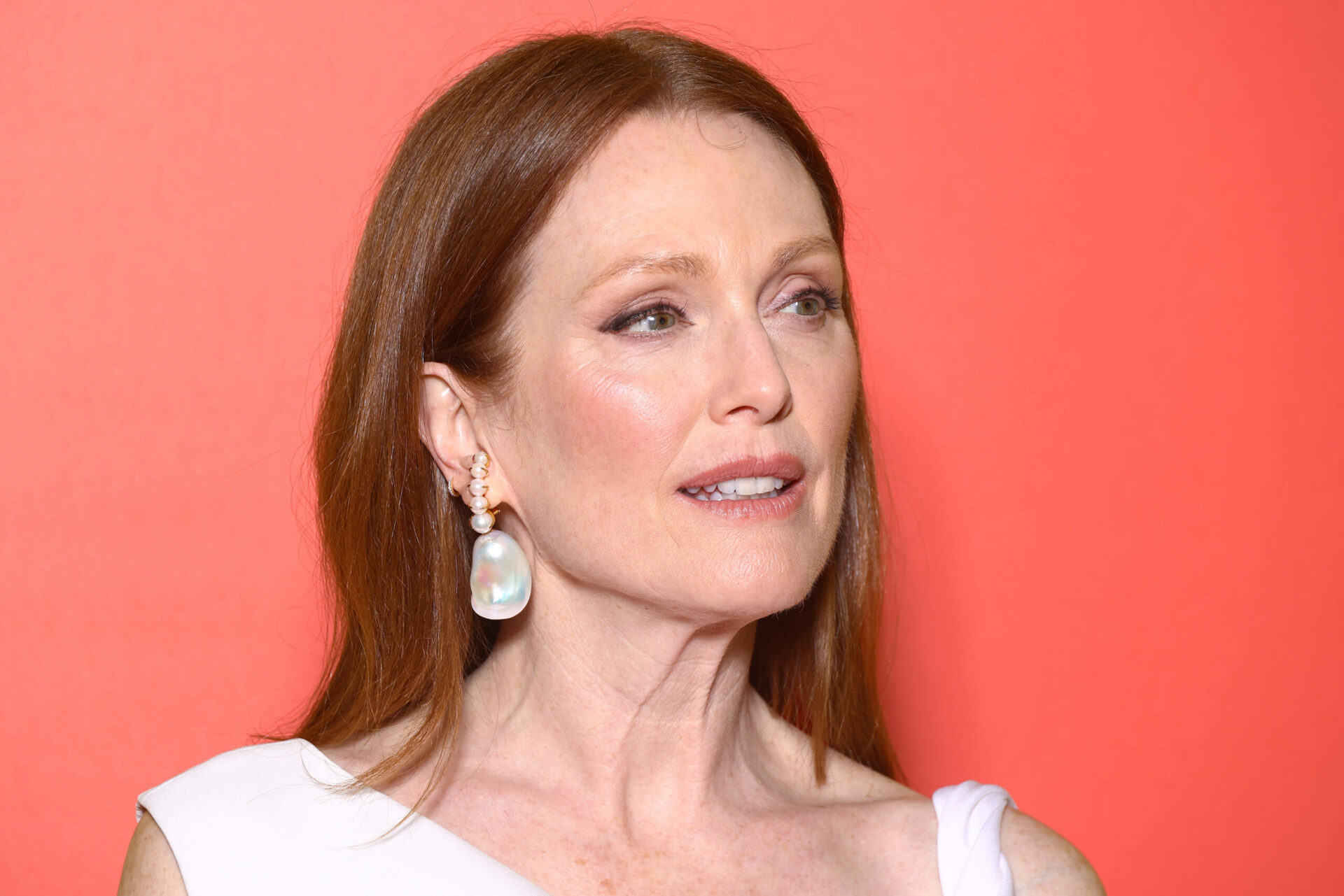 Julianne Moore Says Trump Admin Banned Her Book About Young Girl With(02)