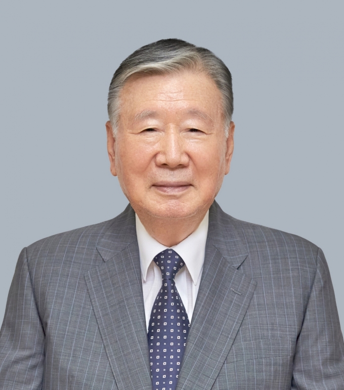 아이 낳으면 1억 쏘는 회장님, 또 지갑 열었다…유학생에 4억 지원