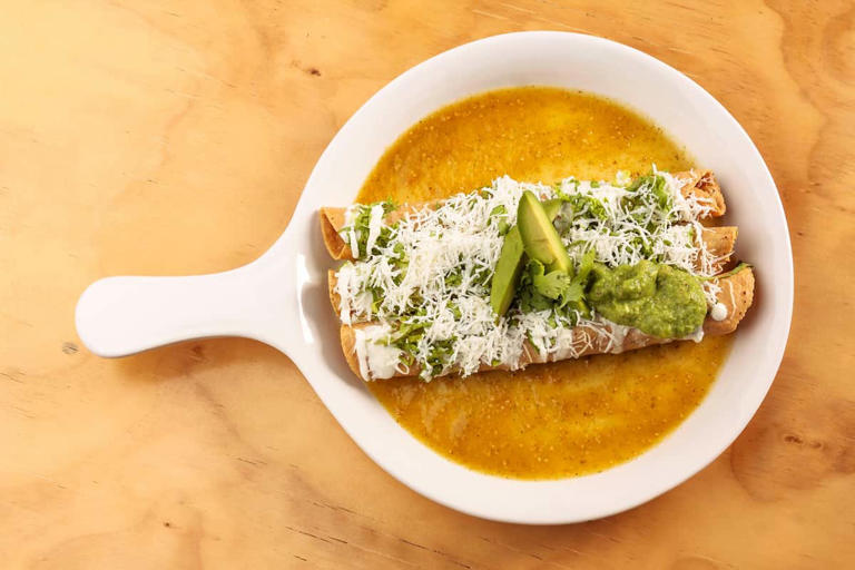 tacos dorados en salsa verde