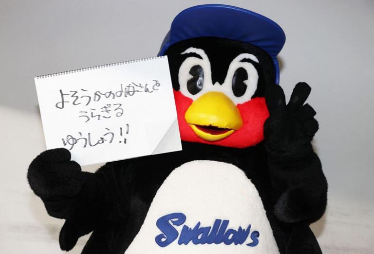 低価格 つば九郎 サイン入りスケッチブック えみふる タコスポーチ 記念グッズ