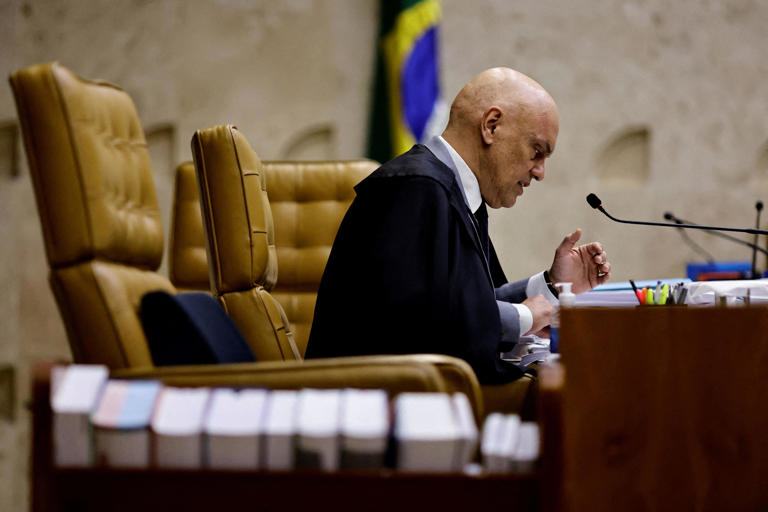 Atacado por bolsonaristas, Alexandre de Moraes é relator de denúncia contra Bolsonaro