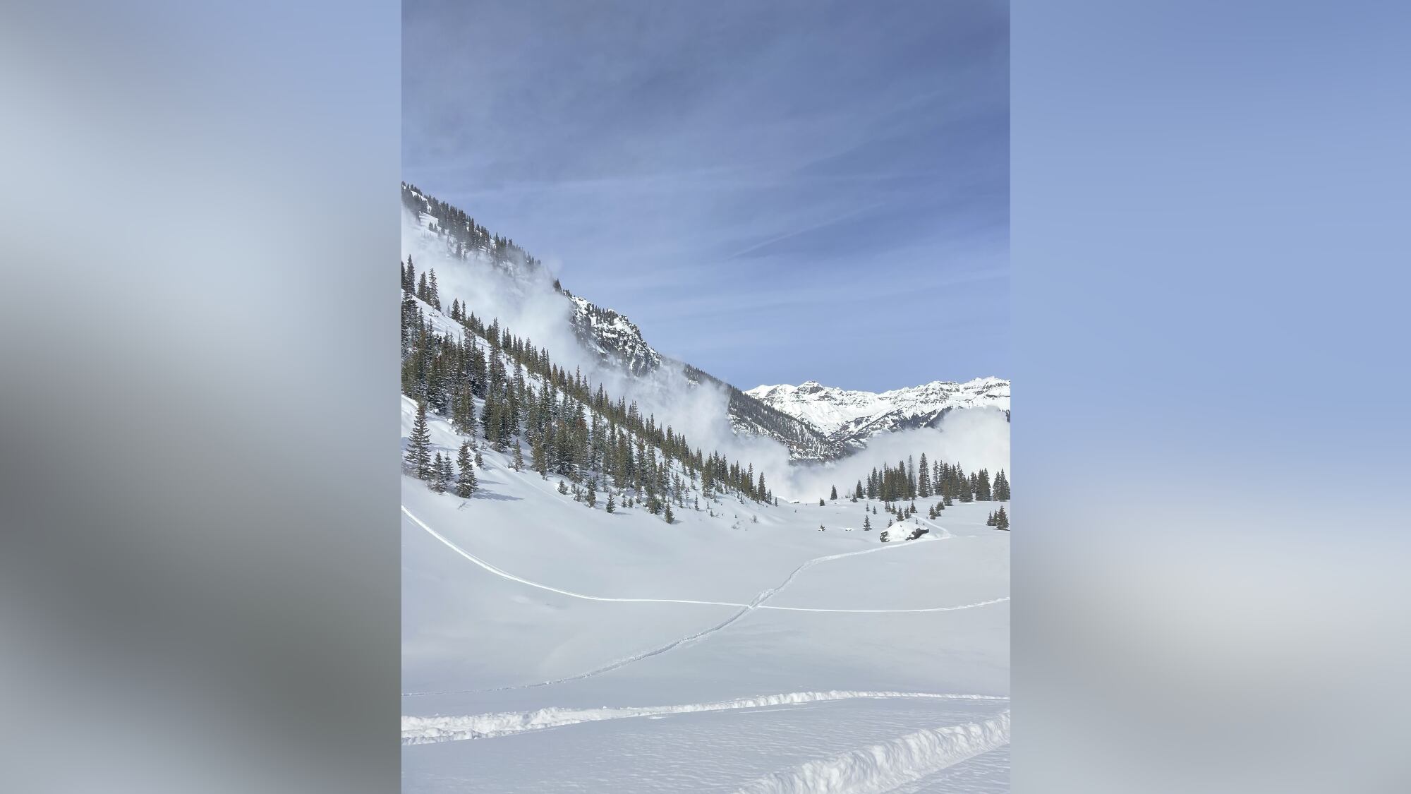 Skier escapes after being buried by avalanche in Bear Creek(01)