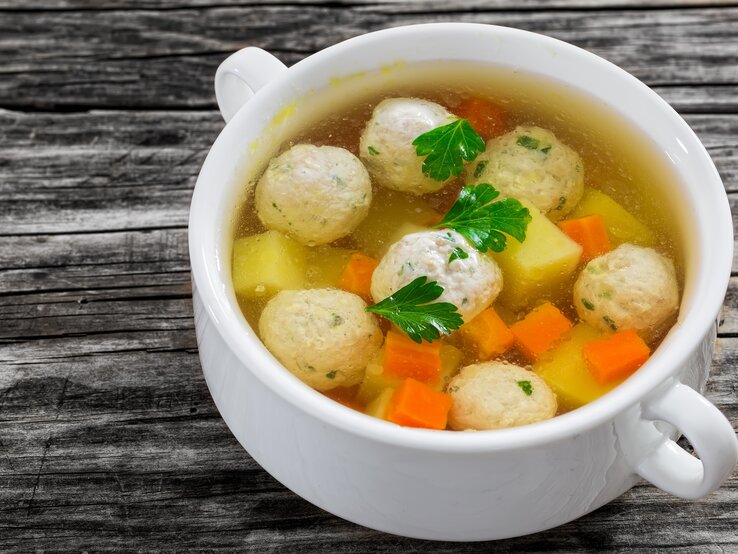 Hochzeitssuppe: Deftige Brühe mit leckeren Klößchen