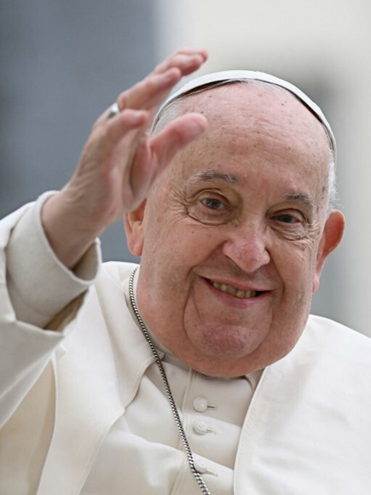 Il Papa migliora ma c'è chi parla di dimissioni