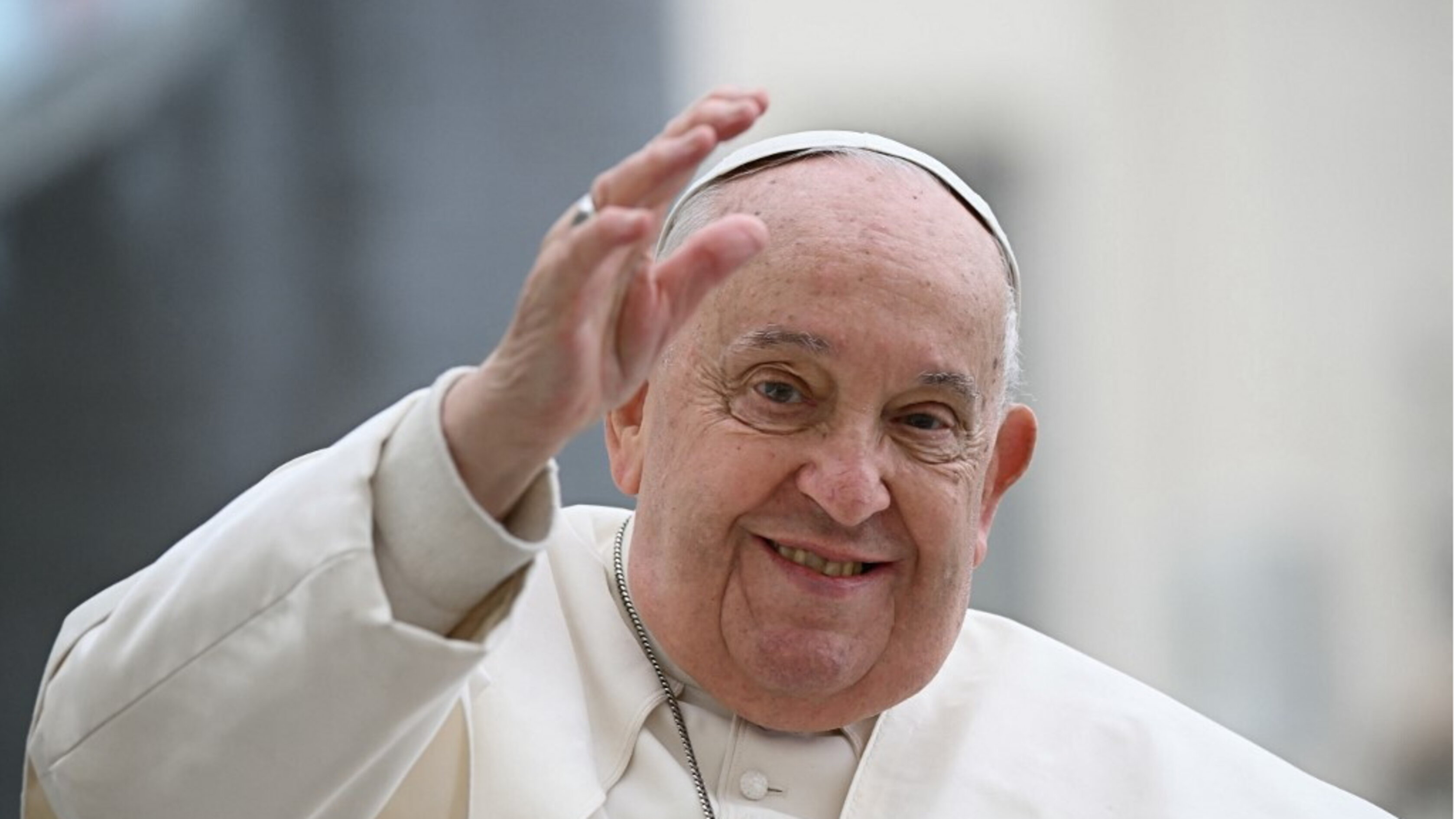 Il Papa migliora ma c'è chi parla di dimissioni