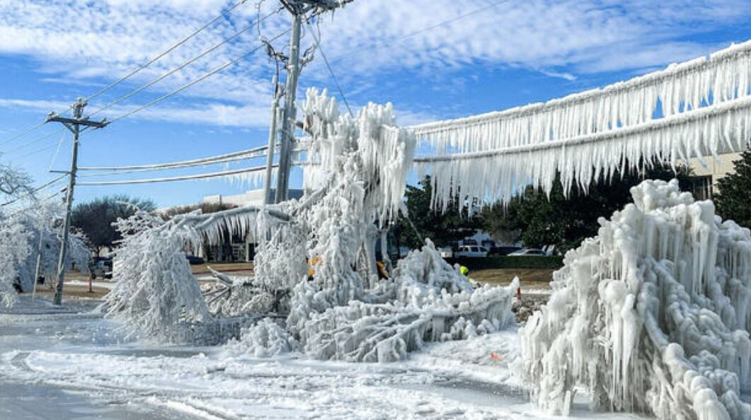 Water leak creates winter wonderland in Carrollton amid sub-zero