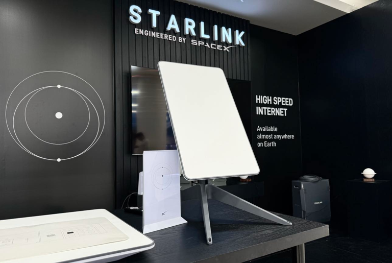 Một số thiết bị thu Internet vệ tinh của Starlink trưng bày tại Hà Nội, tháng 10/2023. Ảnh: Lưu Quý