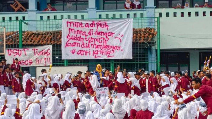 SUASANA DEMO SEKOLAH - Sebanyak 850 pelajar MAN 2 Kota Bekasi, Kecamatan Mustika Jaya, menggelar aksi damai terhadap kepala sekolahnya, Nina Indriana usai kegiatan apel upacara pagi yang dimulai sekira pukul 07.00 WIB hingga 10.00 WIB. Aksi tersebut dilakukan dengan membentangkan sejumlah spanduk yang berisi tuntutan para pelajar. (Dok. Pelajar MAN 2 Kota Bekasi)