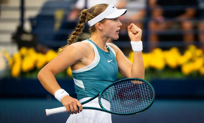  17岁米拉-安德列娃2-1力克莱巴金娜，生涯首进1000赛决赛 