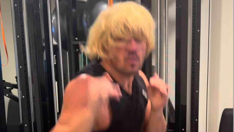 Video: Michael Chandler rocks a blonde wig to prepare for Paddy ...