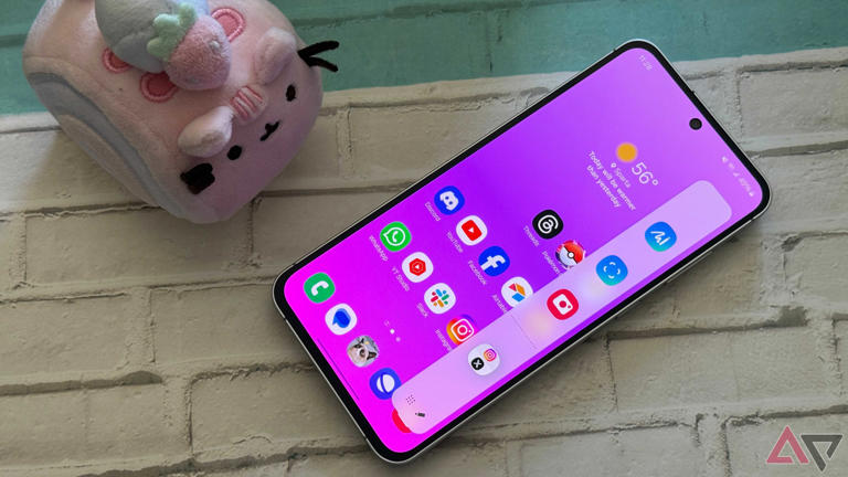 I moved all my favorite apps to the Samsung Edge Panel to clean up my ...
