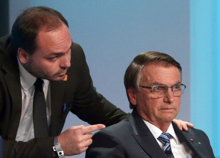 Carlos Bolsonaro (PL-RJ) e Jair Bolsonaro (PL) são alvo de inquérito sobre espionagem ilegal na Abin. Foto: Pedro Kirilos/Estadão