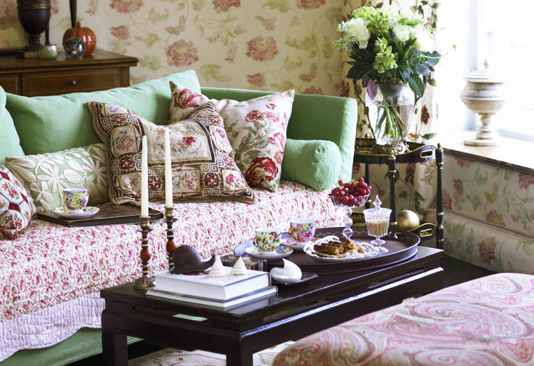 10 signs it might be time to declutter your living room