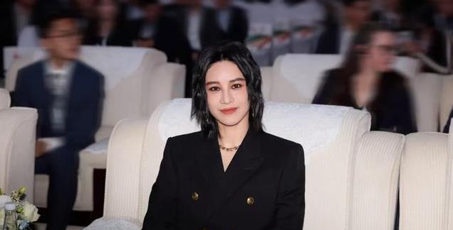 尚雯婕再度亮相！简约时尚造型惊艳全场，个性魅力令人折服！