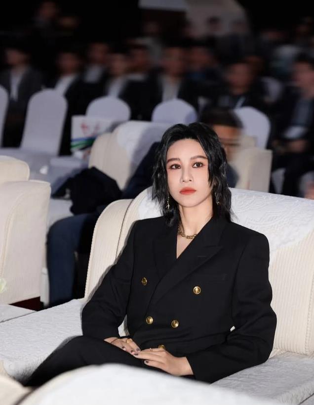 尚雯婕再度亮相！简约时尚造型惊艳全场，个性魅力令人折服！