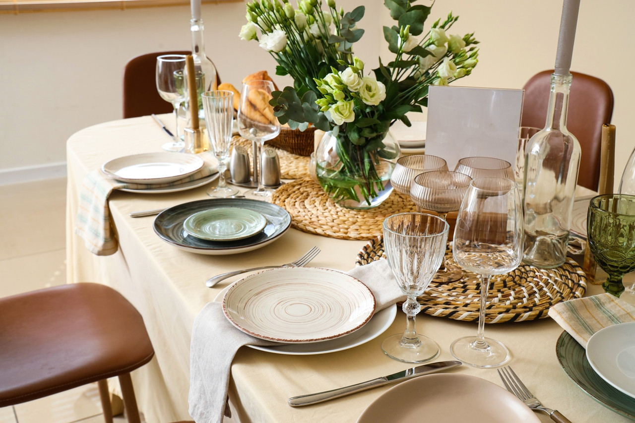 Dresser une table de Noël sans assiettes ni bols : cette tendance déco ...