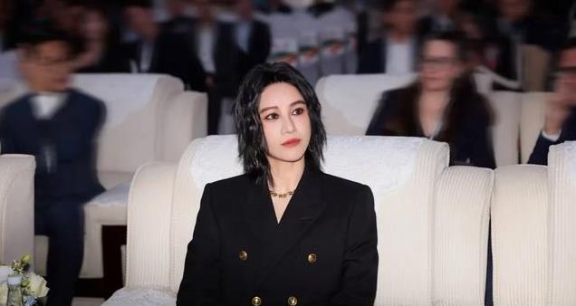 尚雯婕再度亮相！简约时尚造型惊艳全场，个性魅力令人折服！