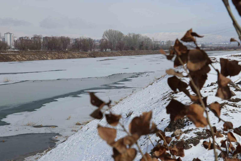 SİBİRYA SOĞUKLARININ ETKİLİ OLDUĞU SİVAS’TA, TÜRKİYE’NİN EN UZUN NEHRİ OLAN KIZILIRMAK NEHRİ KISMEN BUZ TUTTU.