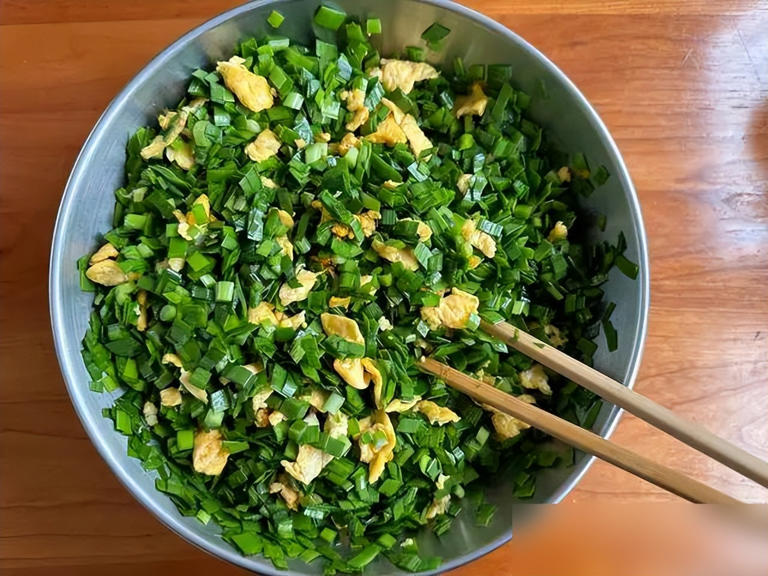 韭菜盒子懒人吃法，免和面皮薄馅多，一口气炫好几个！