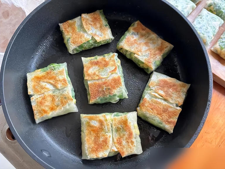 韭菜盒子懒人吃法，免和面皮薄馅多，一口气炫好几个！