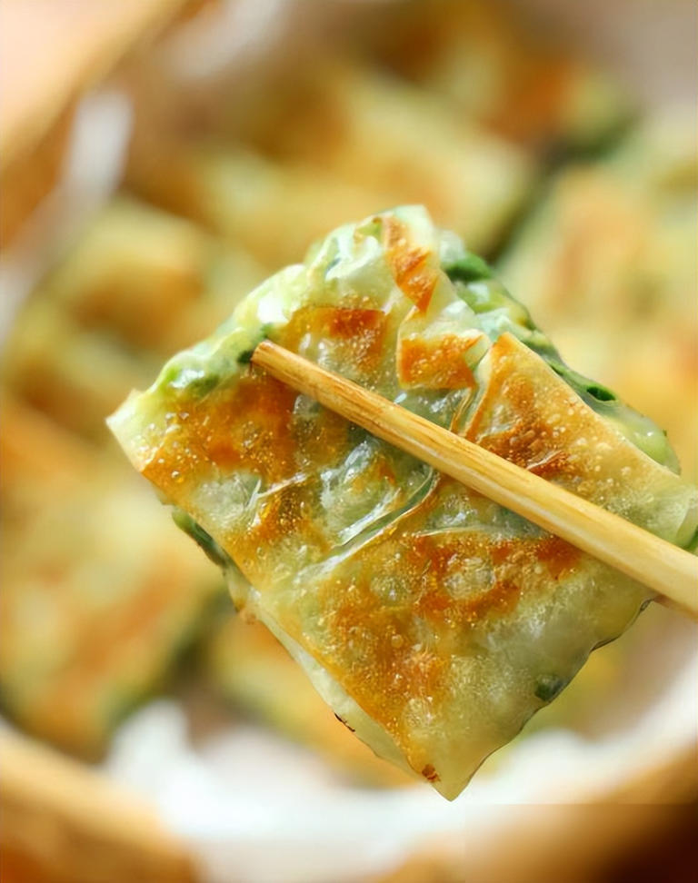 韭菜盒子懒人吃法，免和面皮薄馅多，一口气炫好几个！