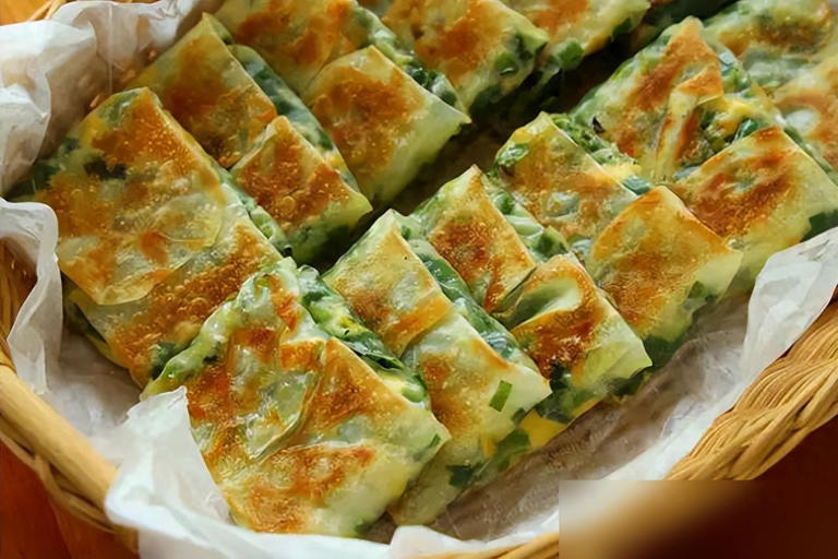 韭菜盒子懒人吃法，免和面皮薄馅多，一口气炫好几个！ 