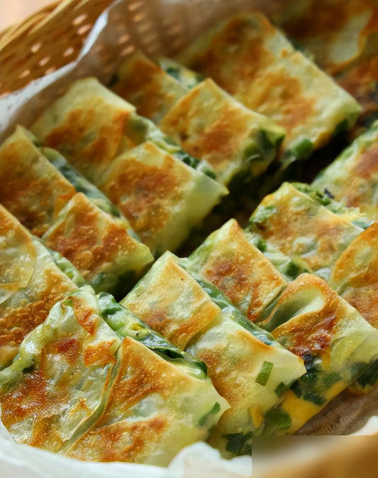 韭菜盒子懒人吃法，免和面皮薄馅多，一口气炫好几个！