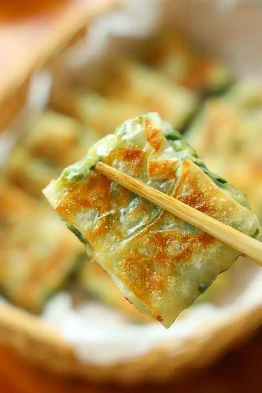 韭菜盒子懒人吃法，免和面皮薄馅多，一口气炫好几个！