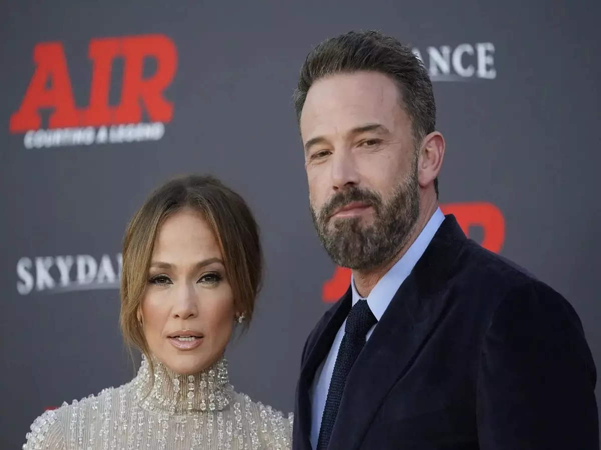Ben Affleck 'casually dating' as divorce from Jennifer Lopez is(02)