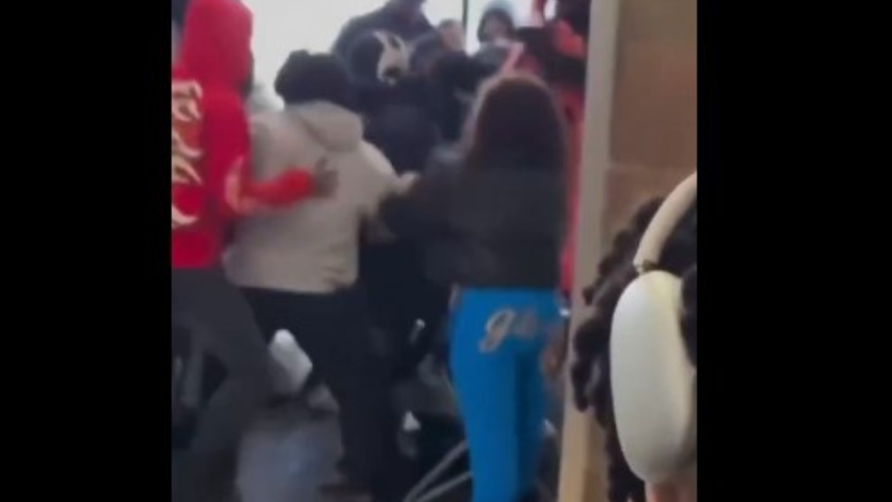Massive brawl at Spirit Airlines Gates at Atlanta Airport, viral videos