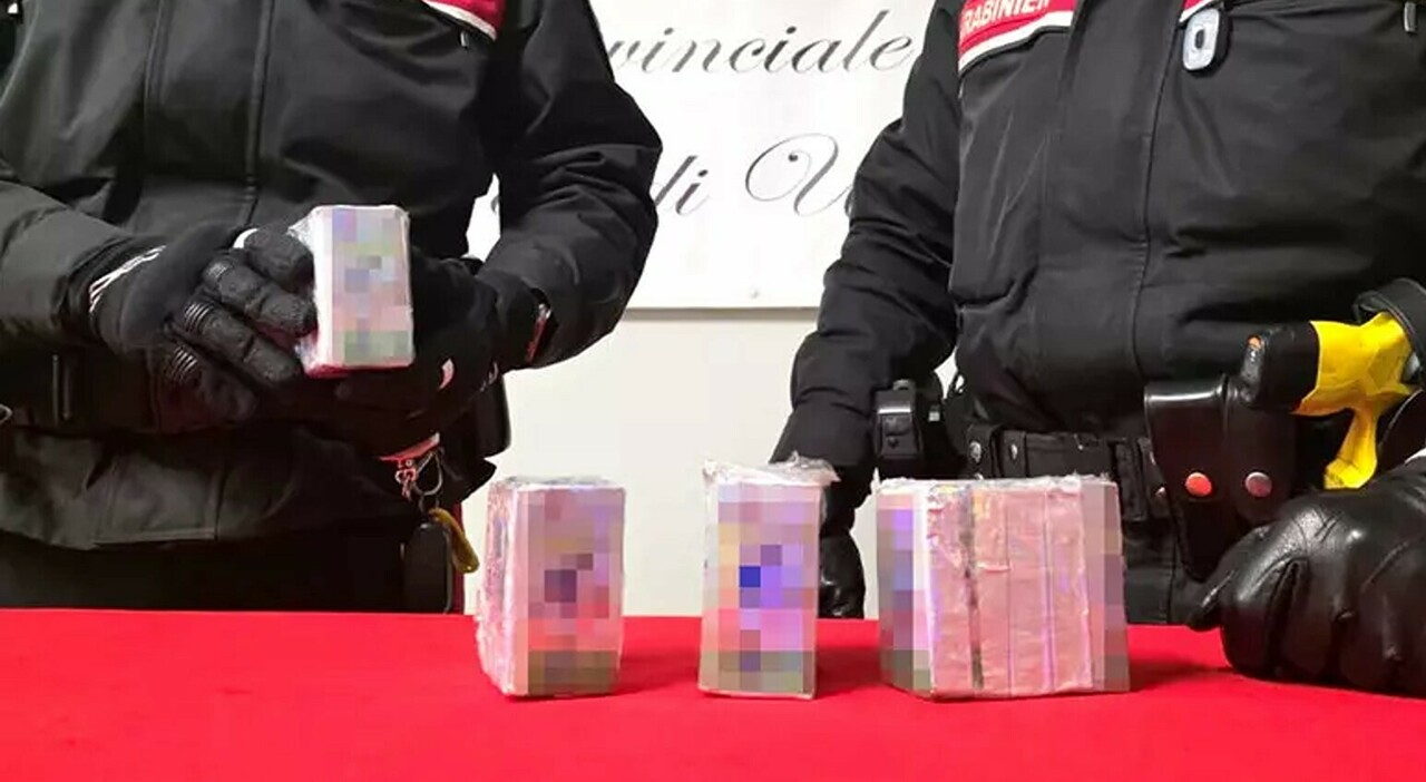 Hashish nell'auto, due ventenni arrestati: trasportavano due chili di ...