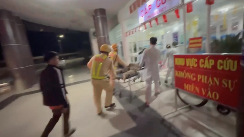 Giữa dòng xe đông đúc, CSGT Lạng Sơn mở đường cứu người bệnh