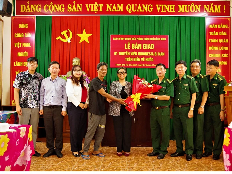 Bàn giao thuyền viên bị nạn trên biển cho Tổng Lãnh sự quán Indonesia