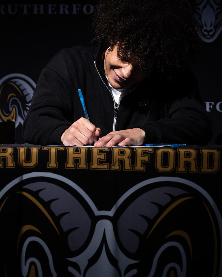 Rutherford football's Bray'lyn Hurd signs with Warner University