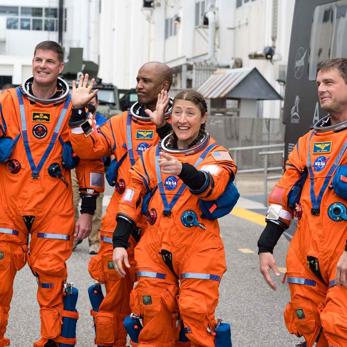 Prada to the moon and back: Οι αστροναύτες το προτιμούν πορτοκαλί