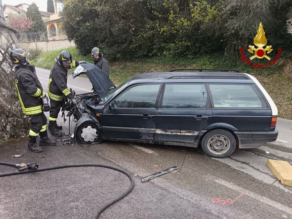 Anziano perde il controllo dell'auto e si schianta contro un muro
