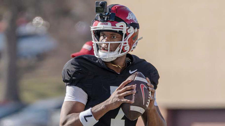 One-handed magic: Jordan delivers play of spring in Razorbacks drills