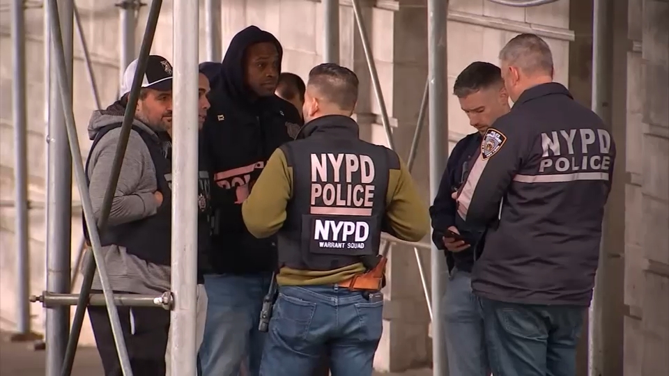 Man shot and killed by NYPD officers executing arrest warrant in the Bronx
