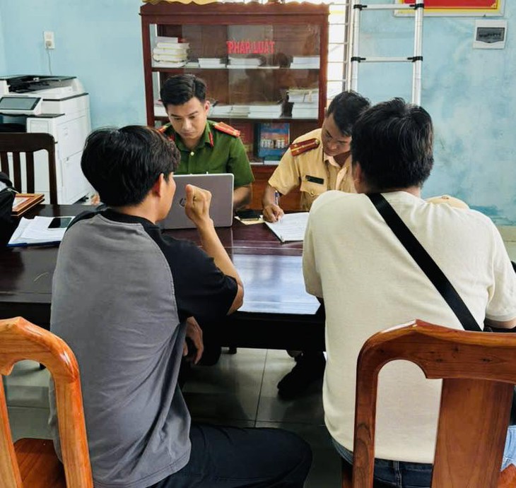 Chở nhiều người trên thùng xe bán tải đi chơi, 2 tài xế bị lập biên bản