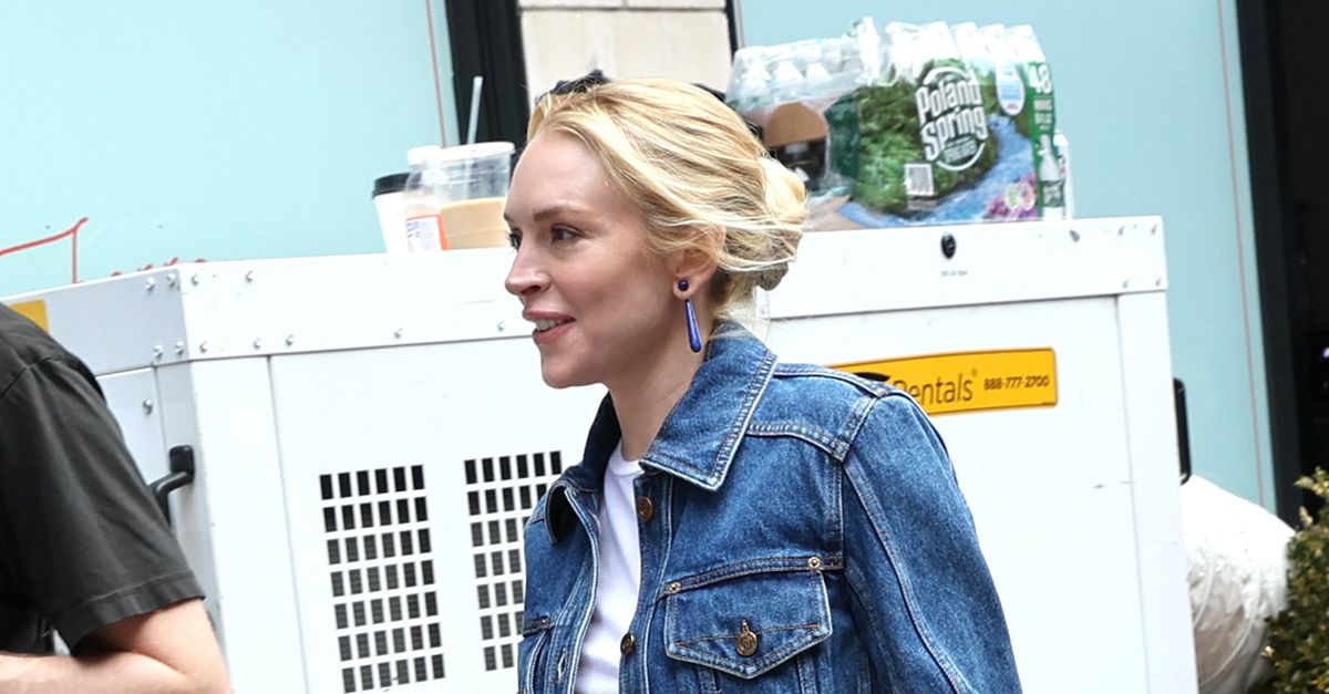 Lindsay Lohan just wore millennial-coded denim jacket and made it look so cool<br><br>