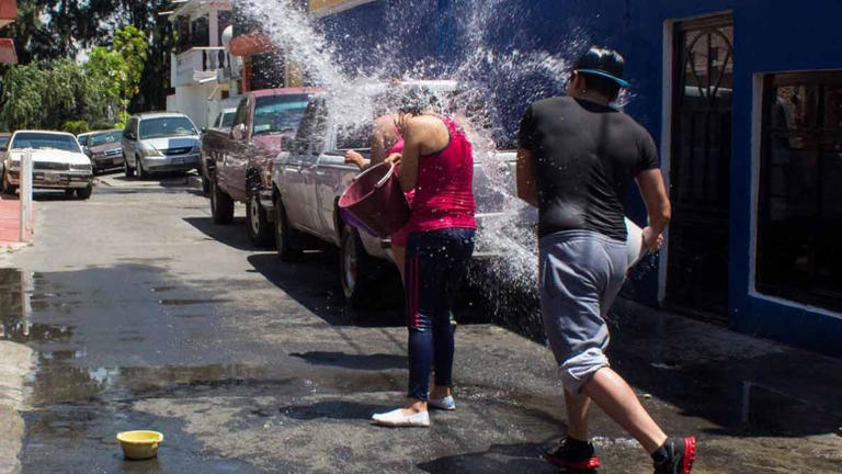 Multas por desperdiciar agua en Sábado de Gloria en CDMX ¿Hasta 300 mil ...